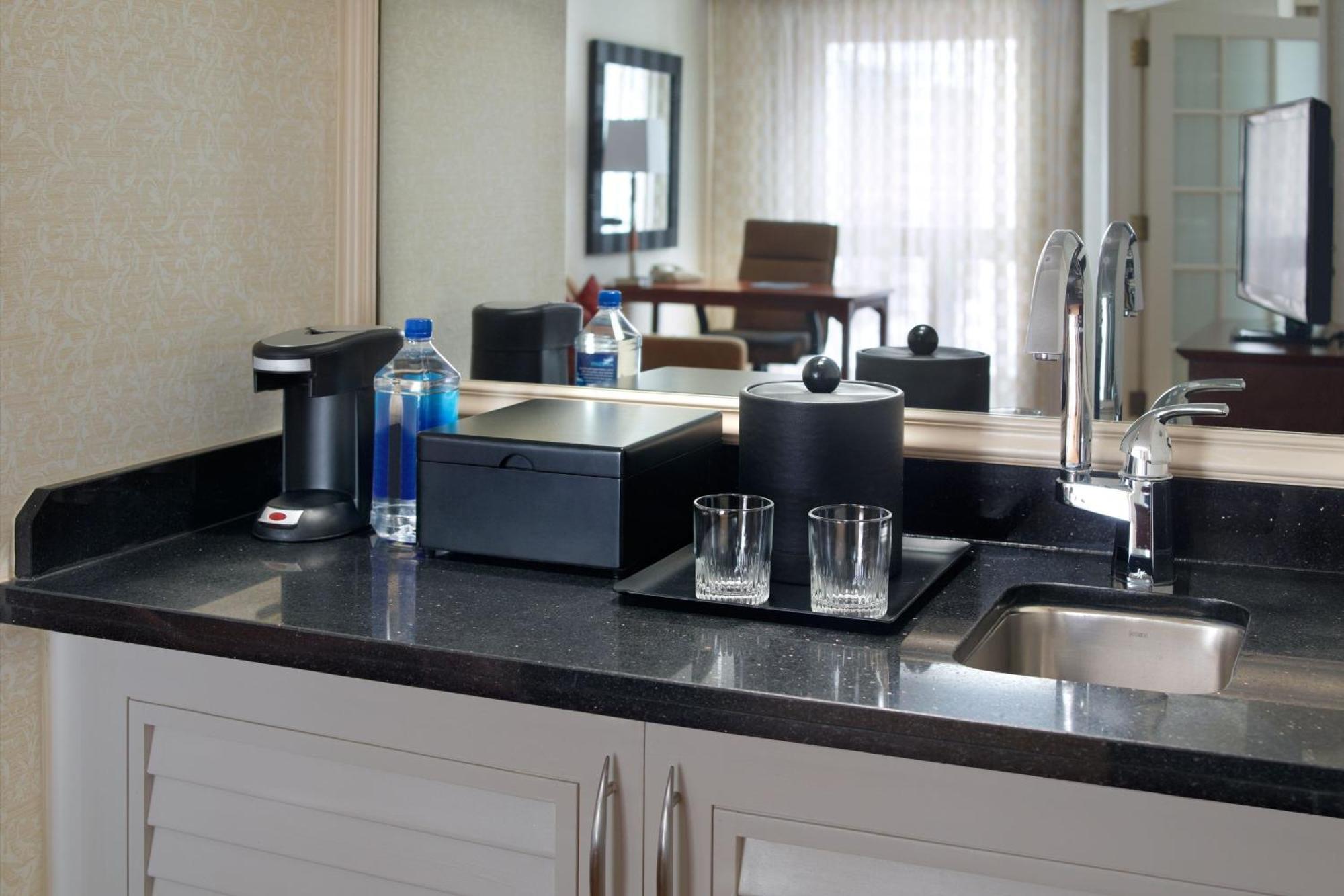 Atlanta Marriott Suites Midtown Экстерьер фото